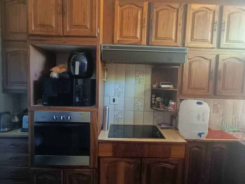 Spacious Duplex For Sale in Clubview. - Photo 4