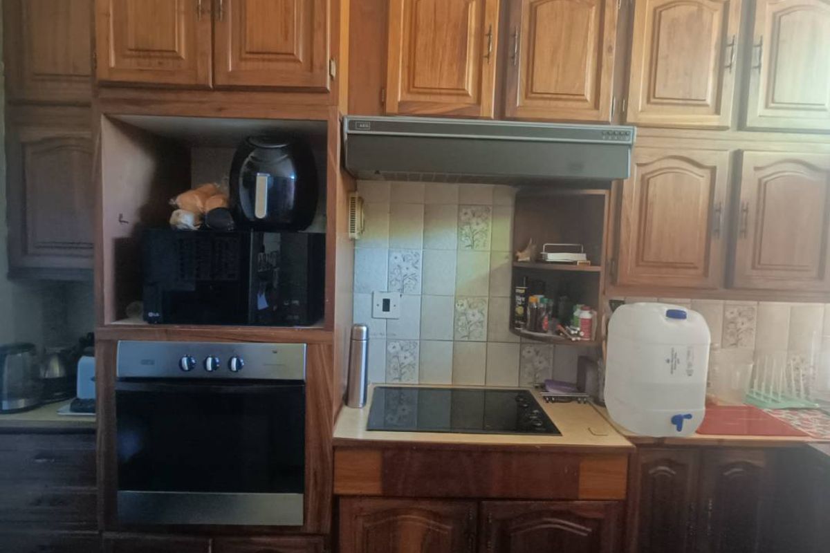 Spacious Duplex For Sale in Clubview. - Photo 4