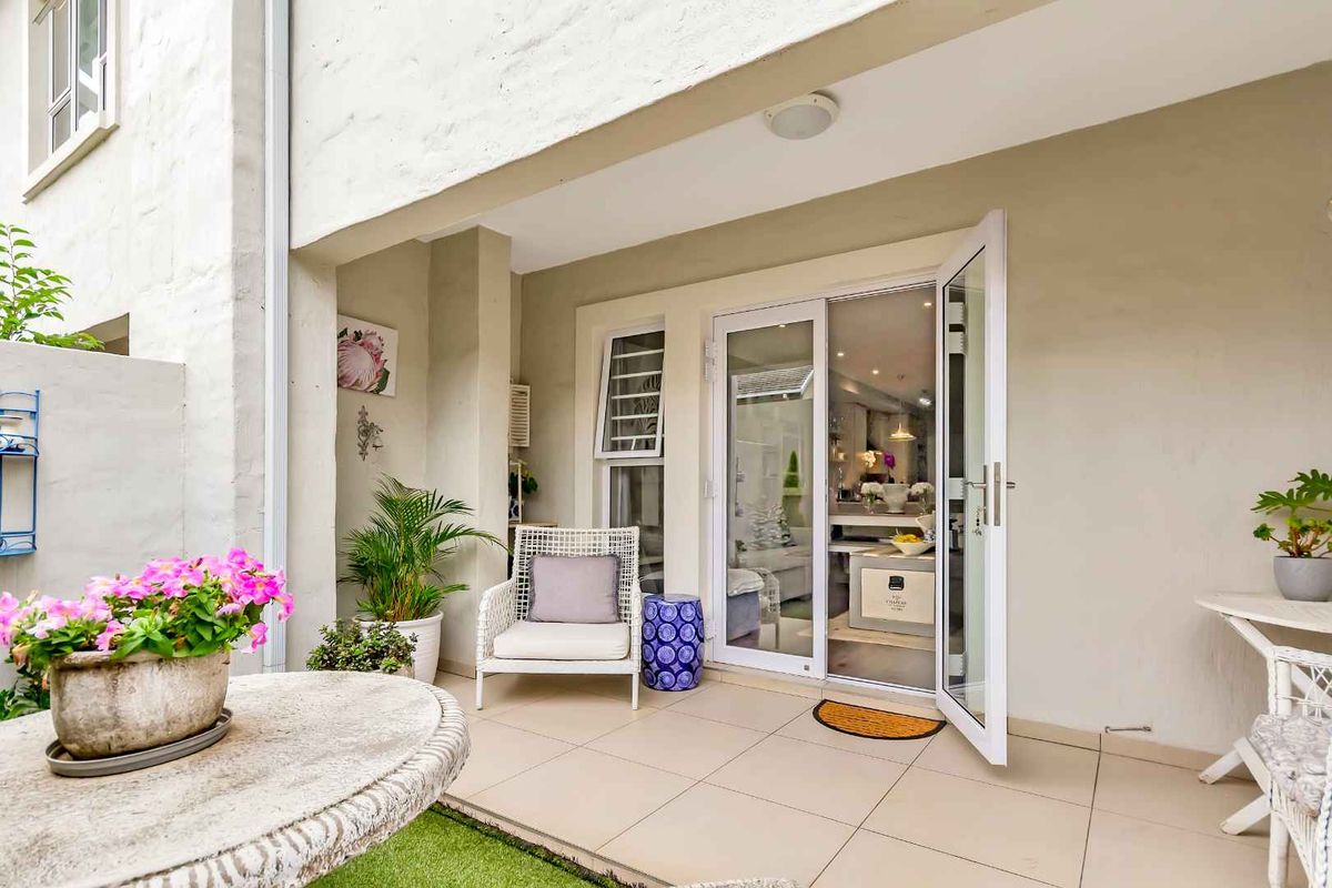 STYLISH AND CLASSY DUPLEX UNIT, IN A QUIET POSITION OFFERING PLENTY OF SPACE. - Photo 2