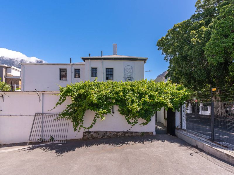 FOR SALE, GRACIOUS GARDENS LANDMARK BUILDING WITH A CAR PARK - Photo 3