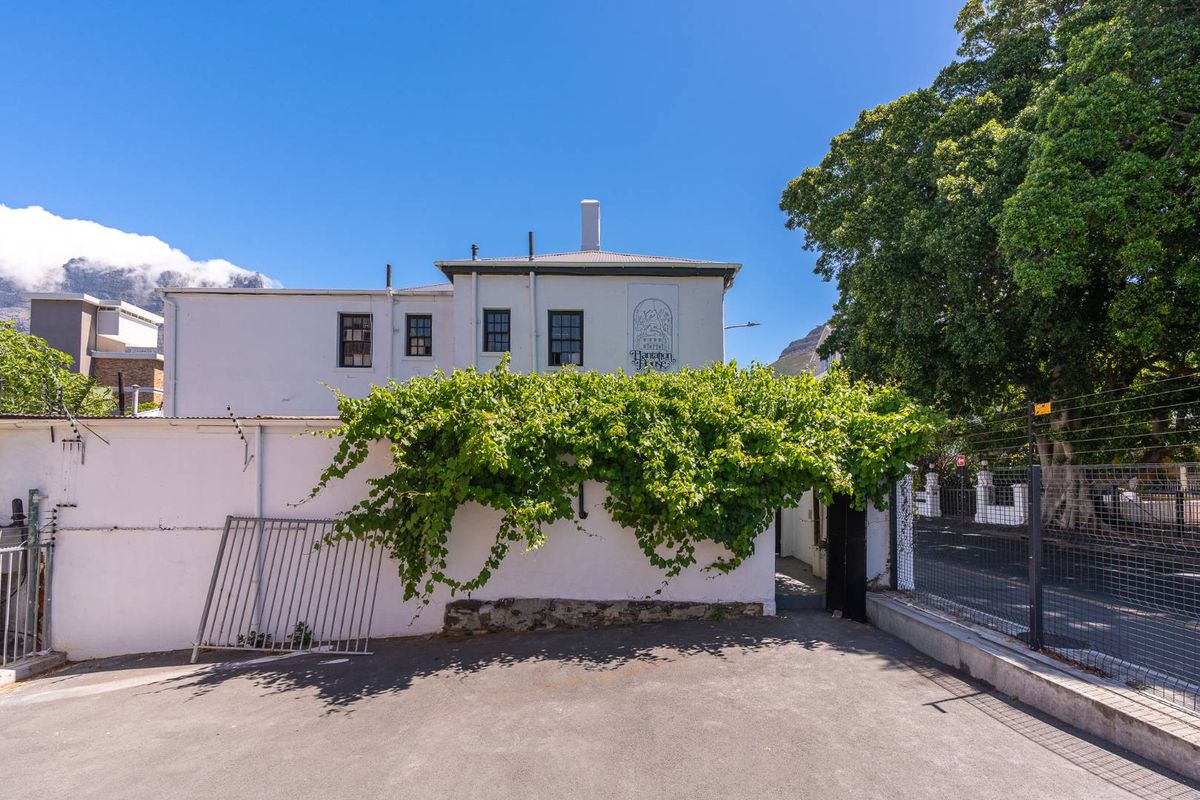 FOR SALE, GRACIOUS GARDENS LANDMARK BUILDING WITH A CAR PARK - Photo 3