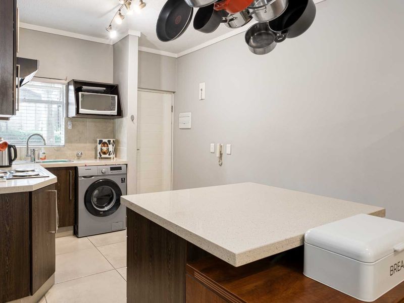 Charming Ground Floor Living with Private Garden in Sibiti Private Estate - Photo 2