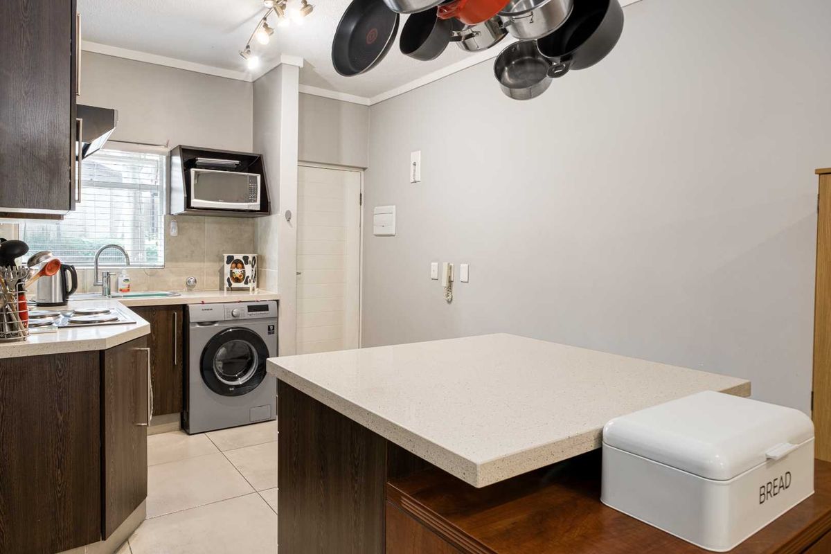 Charming Ground Floor Living with Private Garden in Sibiti Private Estate - Photo 2