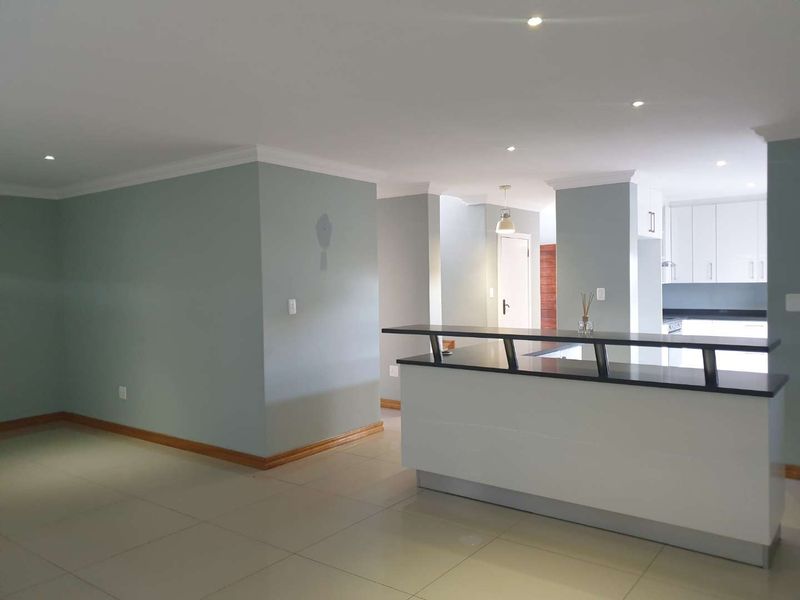Beautiful 4 Bedroom House in Tranquil settings - Photo 5