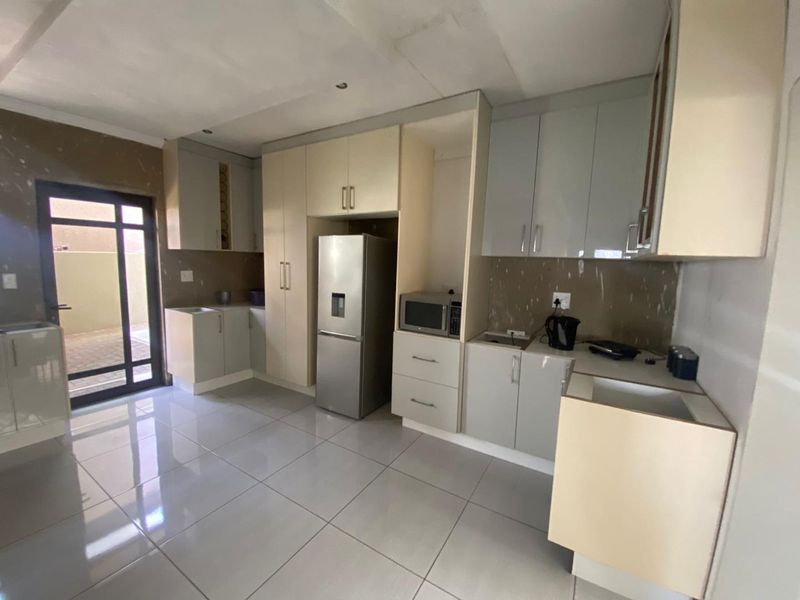 Three Bedroom House for Sale - Photo 7