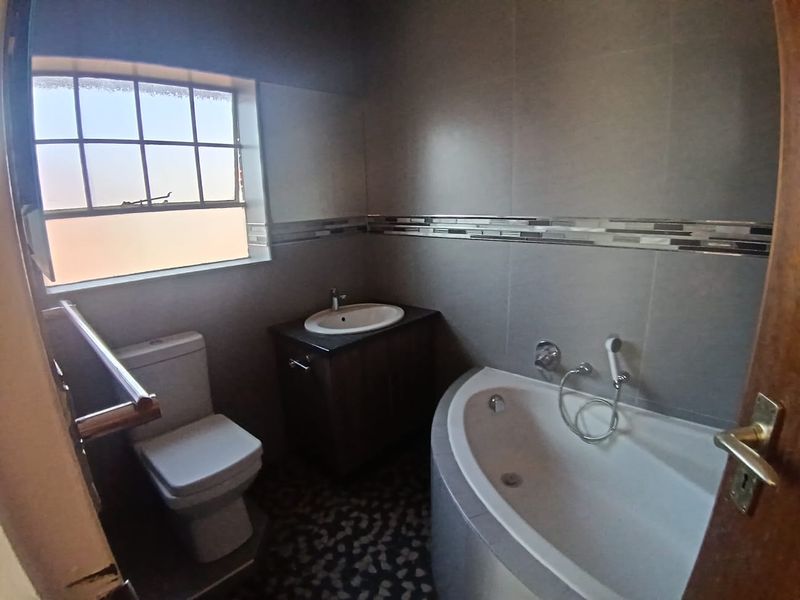 Modern 3-bedroom 2- bathroom 1st floor apartment with sun room and pool area in walking distance from Germiston Lake - Photo 7