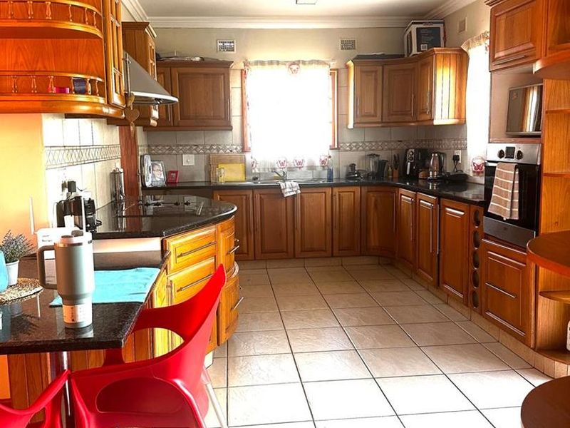 Elegant Townhouse Living with Staff Accommodation & Modern Comforts - Photo 3