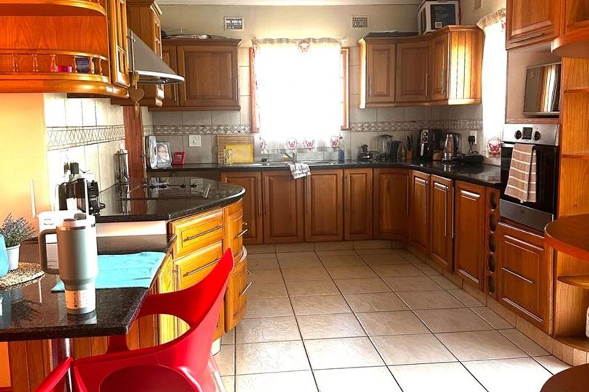 Elegant Townhouse Living with Staff Accommodation & Modern Comforts - Photo 3