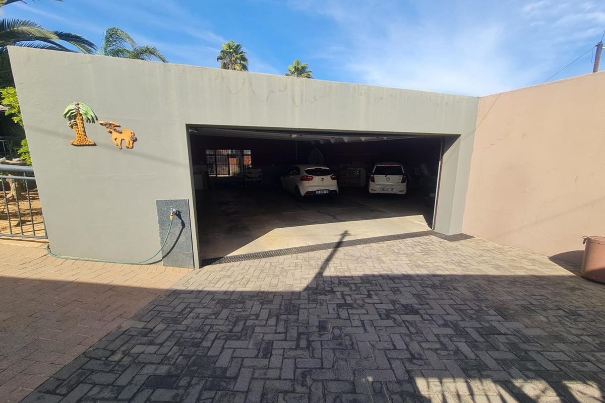 Boomed-Off Beauty: Spacious Home with Endless Entertainment Options - Photo 4