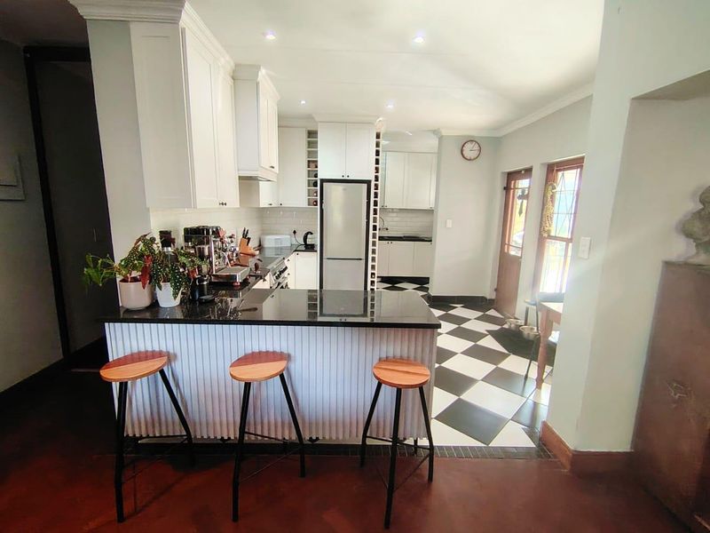 Old-Worlde Charm with Immaculate Elegance - Photo 6