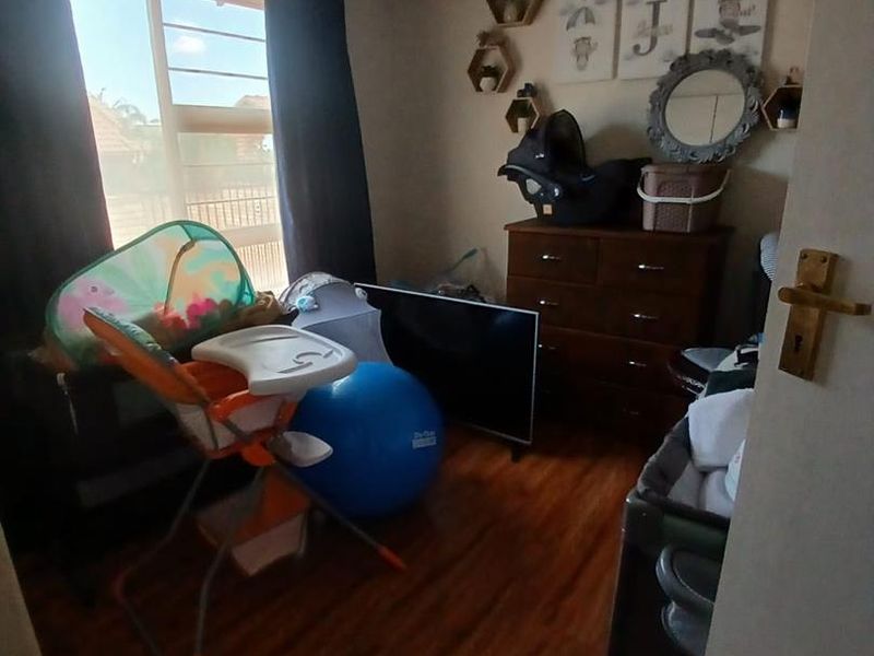 Spacious Home with Great Potential – Bishops Court, Van Riebeeck Park - Photo 4