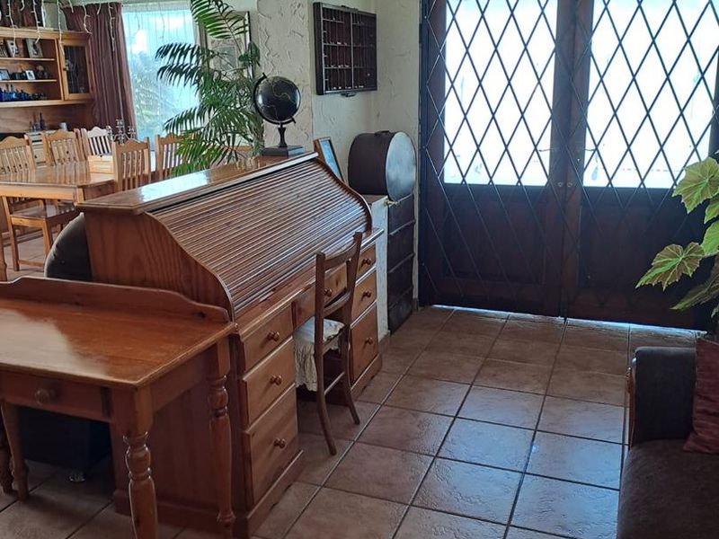 Charming Family Home with Income-Generating Cottage on a Generous Stand - Photo 3