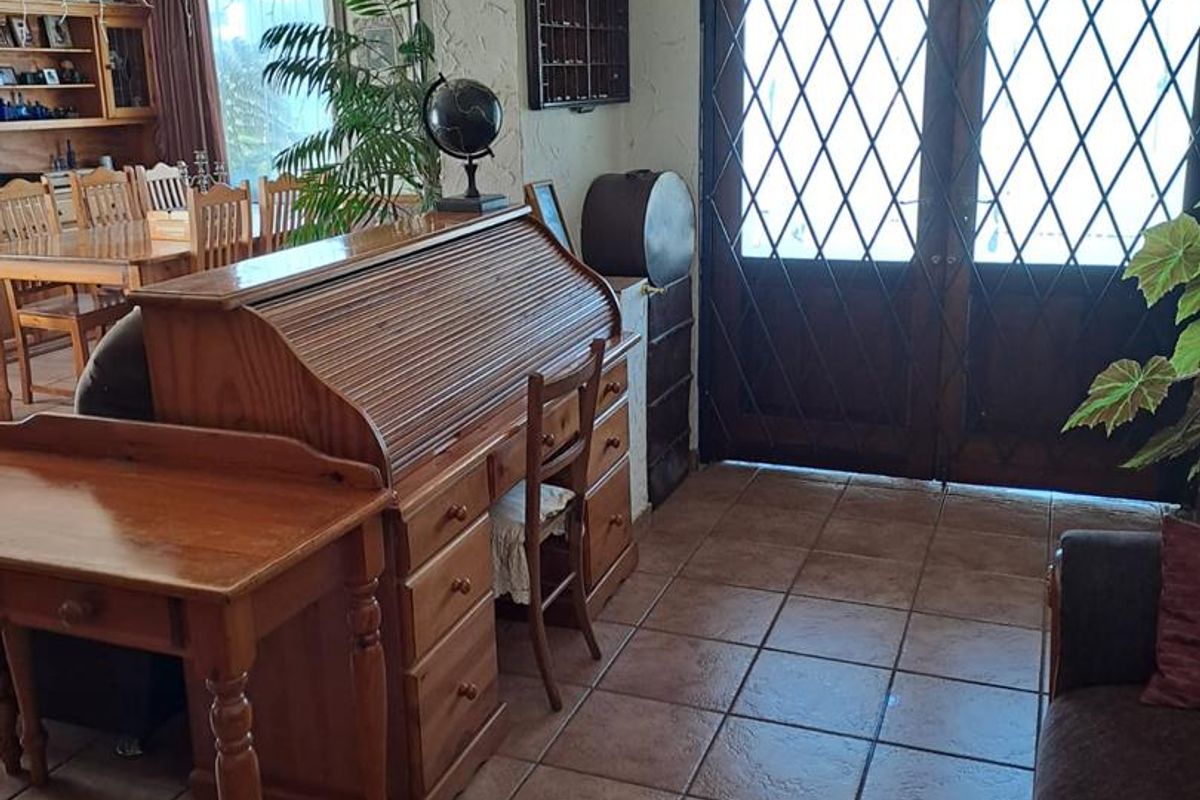 Charming Family Home with Income-Generating Cottage on a Generous Stand - Photo 3