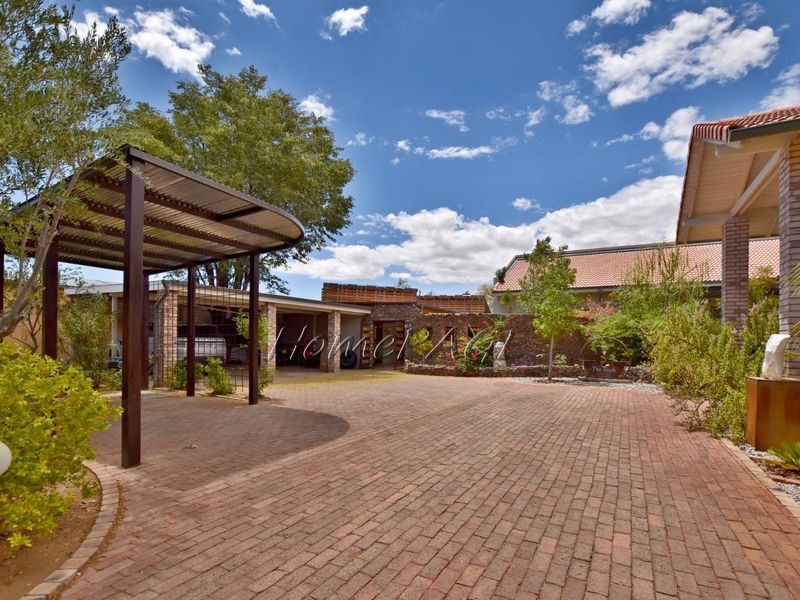 Omaruru:  Elaborate, Luxurious Home is for Sale - Photo 4