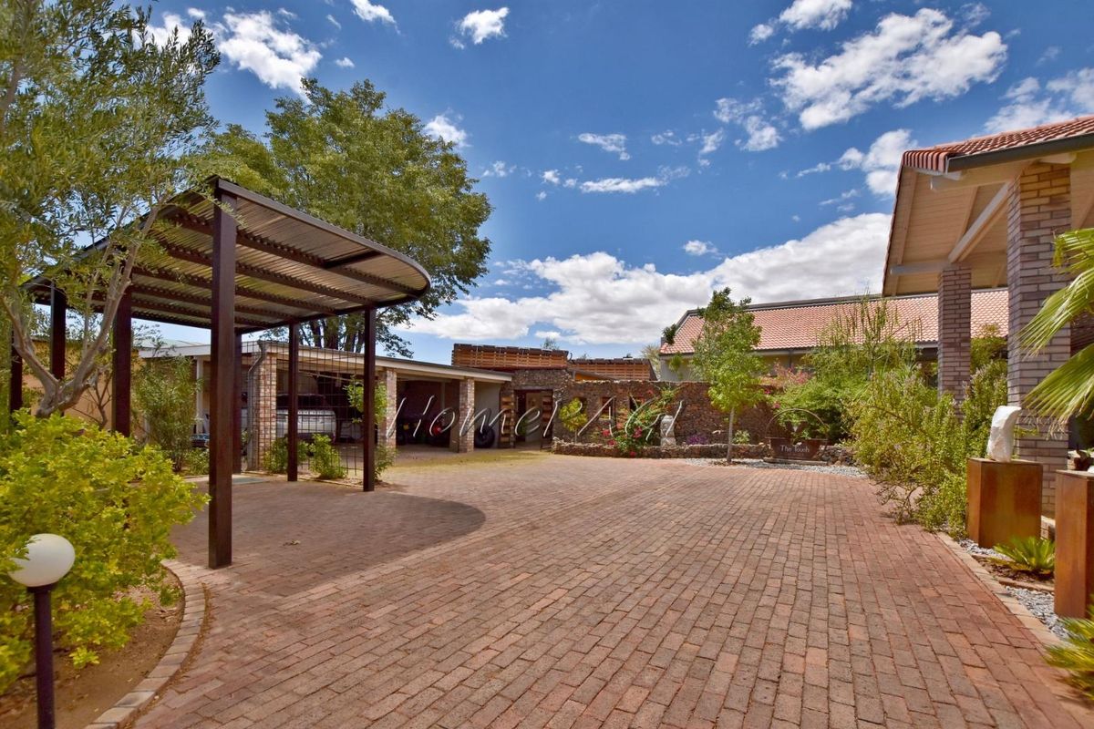 Omaruru:  Elaborate, Luxurious Home is for Sale - Photo 4