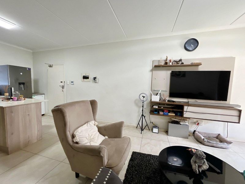 Live in Style at Orchid Ridge: Ground-Floor Delight! - Photo 10