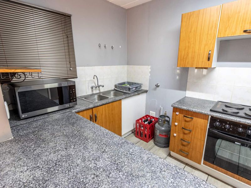 Newly listed 2 bed 1.5 bath duplex. Wilgeheuwel - Photo 8