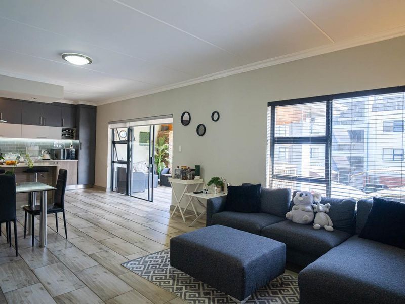 Modern 2 Bed 2 Bath Apartment in Lifestyle Complex - Photo 3