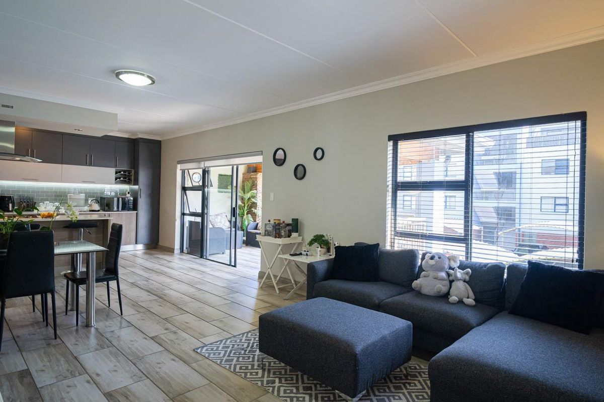Modern 2 Bed 2 Bath Apartment in Lifestyle Complex - Photo 3