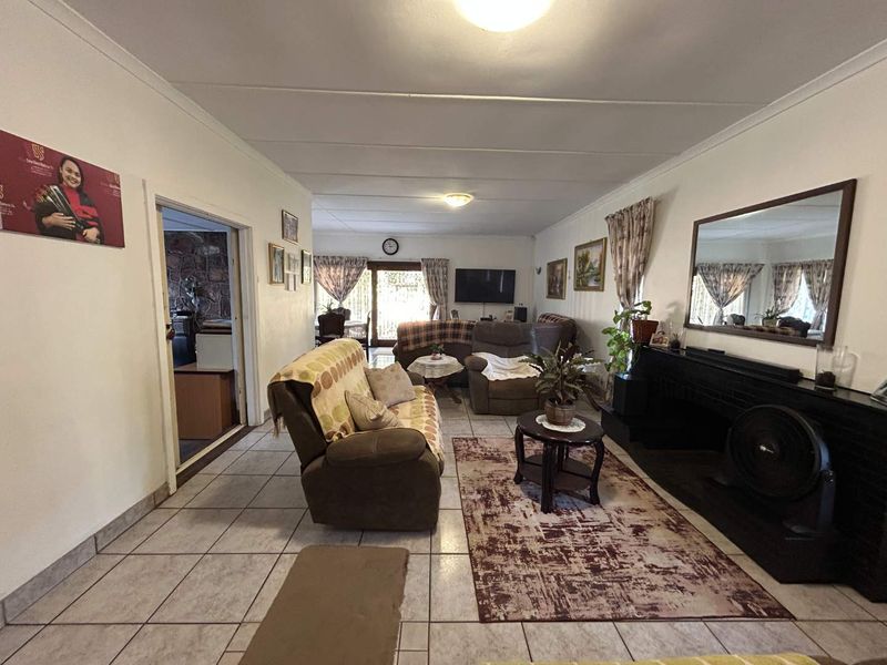 Comfort & Convenience: Large 5-Bedroom Home with Cottage - Photo 3