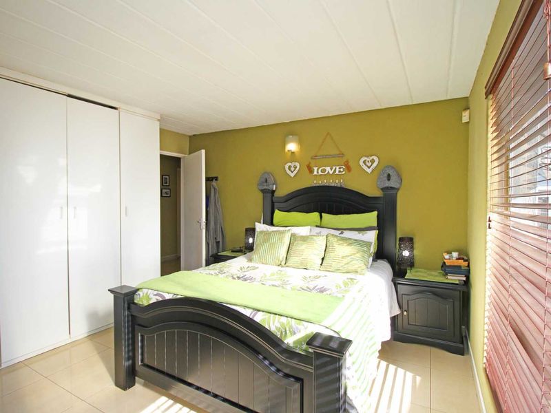 Modern Estate Gem with Entertainment Flair & Holiday Vibes! - Photo 3