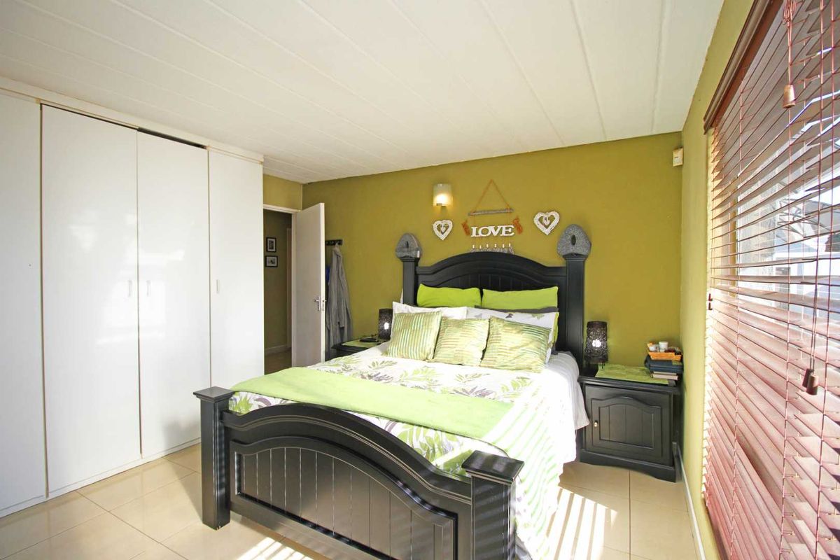 Modern Estate Gem with Entertainment Flair & Holiday Vibes! - Photo 3