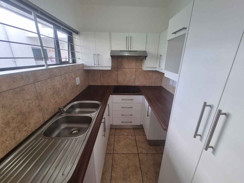 Unfurnished Bachelor Apartment To Rent in Sea Point - Photo 7