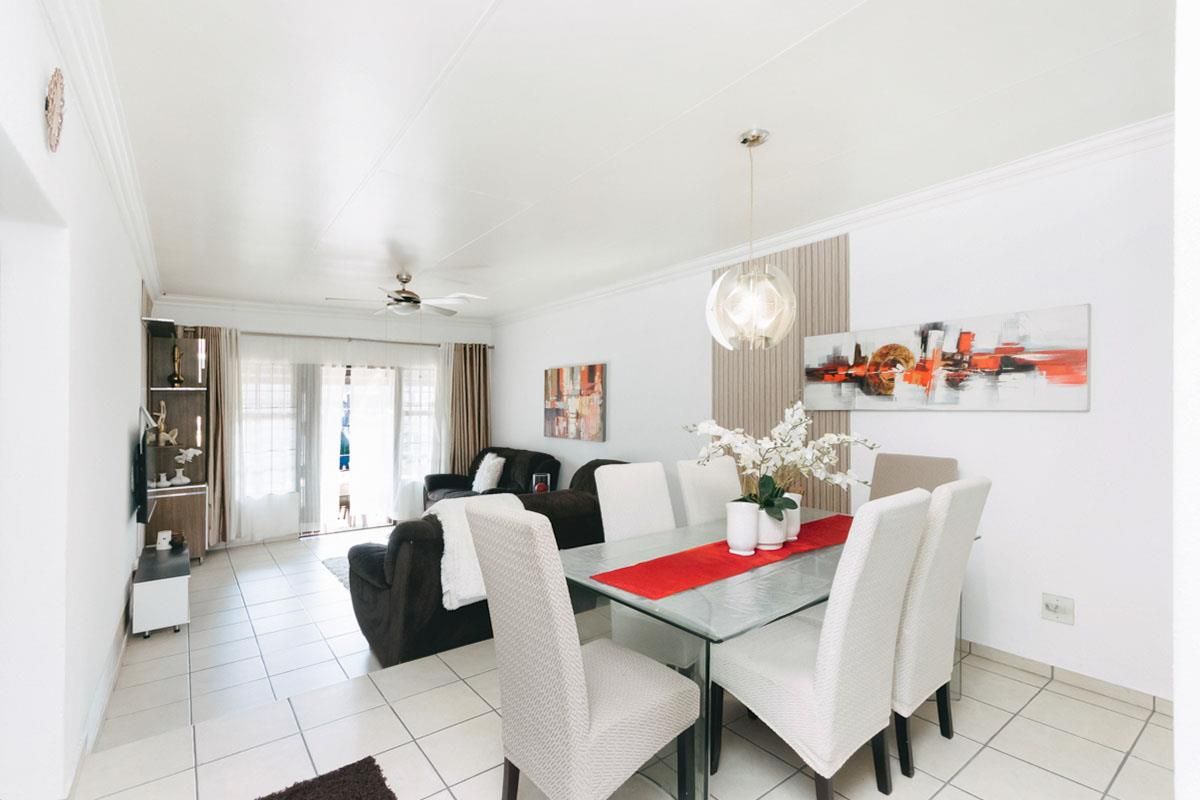 Neat 2 bedroom 2 bathroom unit for sale in Weltevreden Park Roodepoort - Photo 5