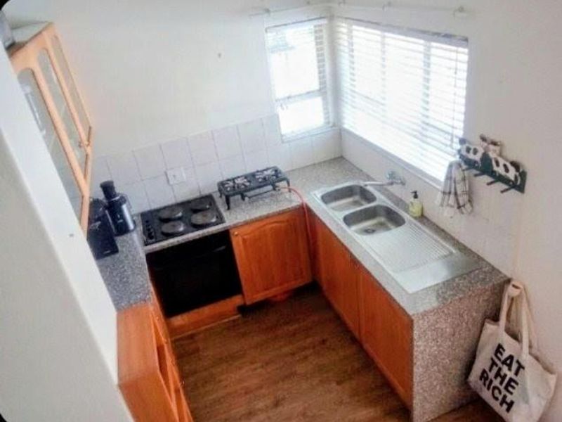 Modern Renovated Townhouse Offering Style, Comfort and Convenience - Photo 4