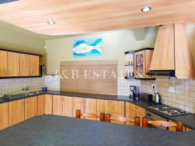 Unique 3-Bedroom House - Photo 2