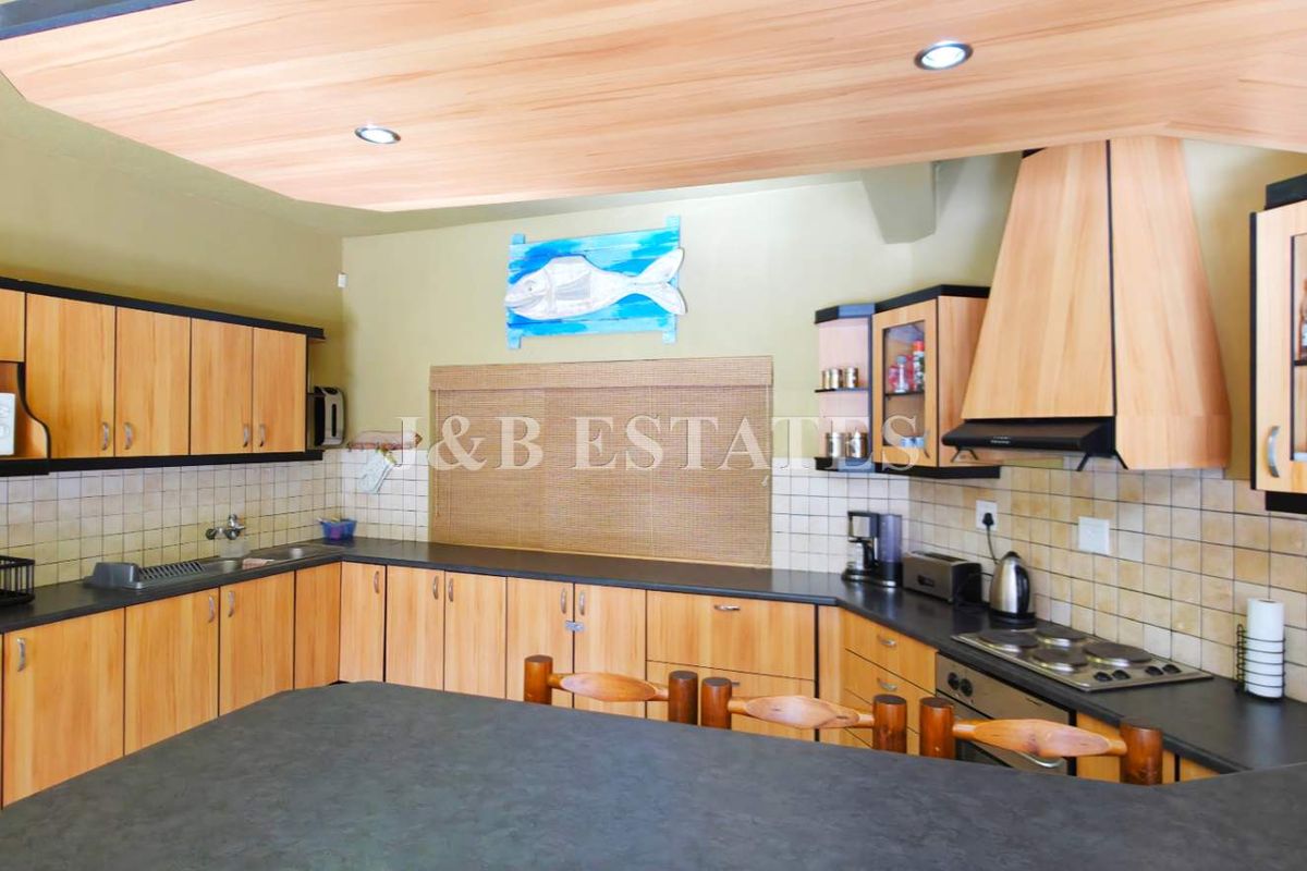 Unique 3-Bedroom House - Photo 2