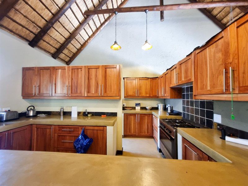 Beautiful Home with Mountain Views - Photo 8