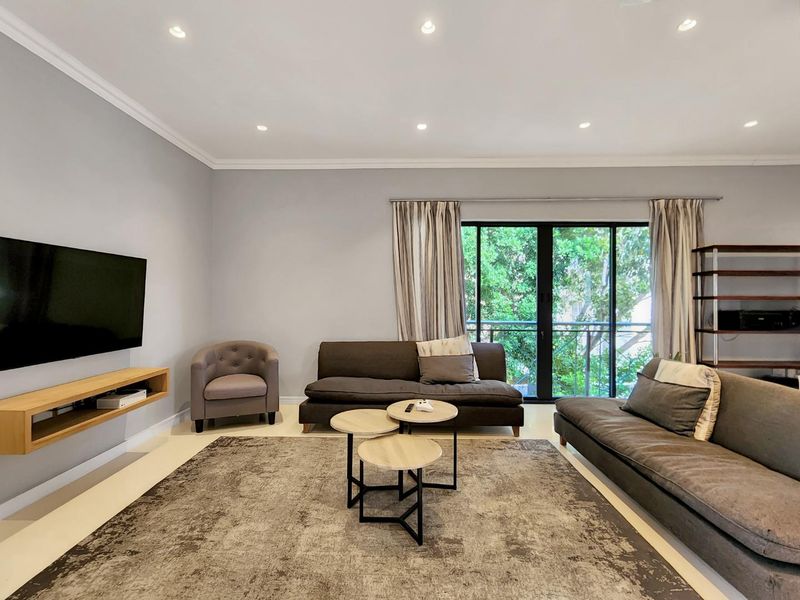 Modern 2 Bedroom Apartment - Photo 2