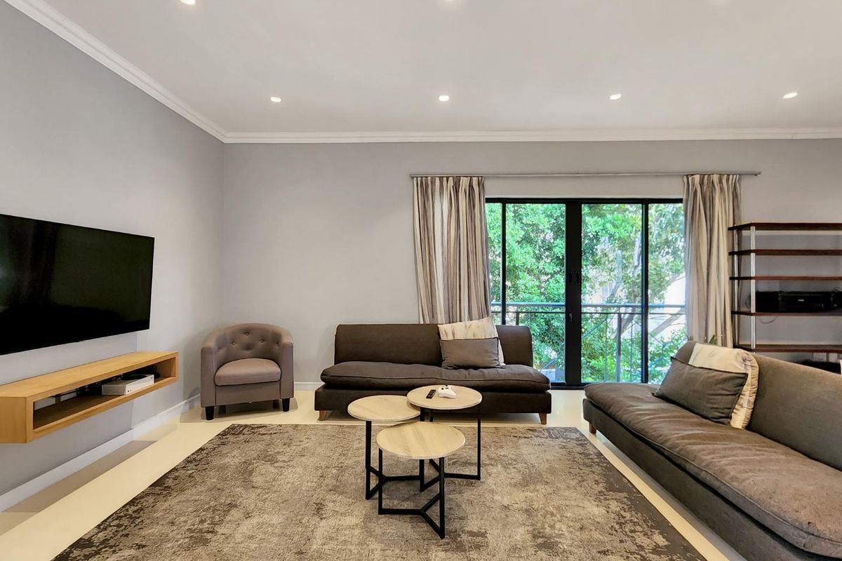 Modern 2 Bedroom Apartment - Photo 2