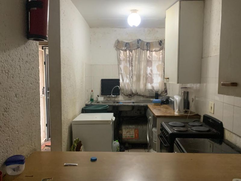 Charming 2-Bedroom Apartment for Sale in Vibrant Brixton - Photo 2