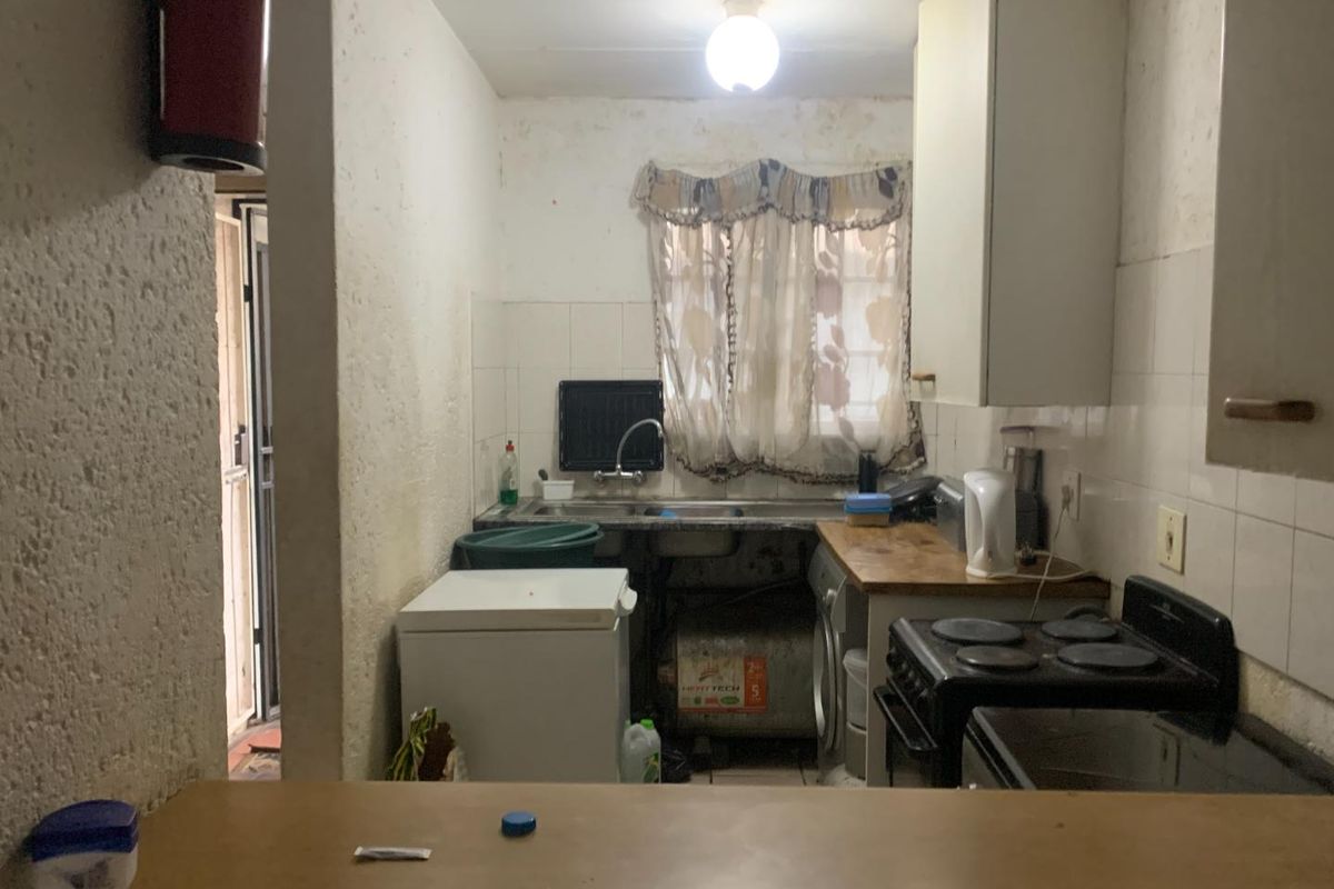 Charming 2-Bedroom Apartment for Sale in Vibrant Brixton - Photo 2