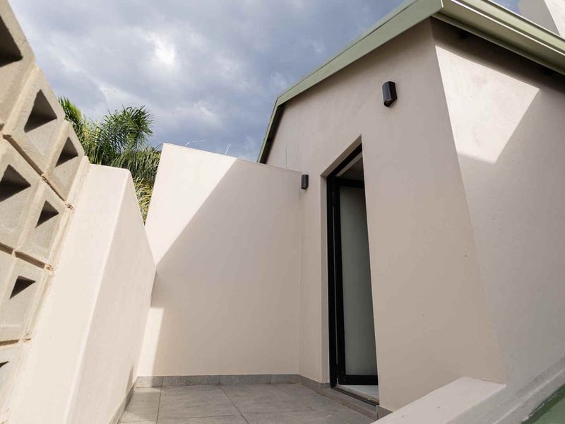 Ultra-Modern Top-Floor Apartment in Prestigious Waterkloof - Photo 2