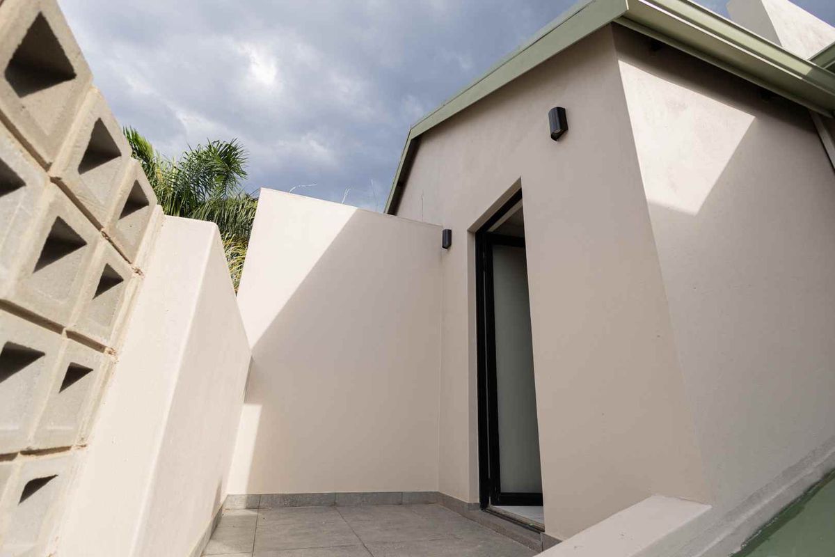 Ultra-Modern Top-Floor Apartment in Prestigious Waterkloof - Photo 2