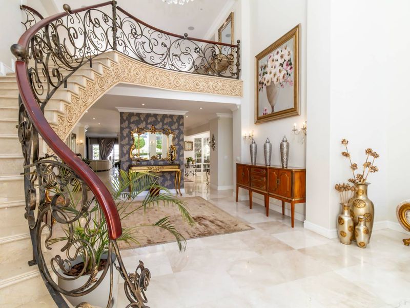 Distinguished Country Manor House - Photo 7