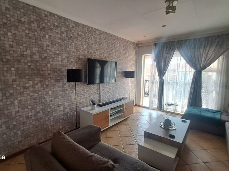 Upstairs 2 Bedroom/2 Bathroom Apartment - Photo 3