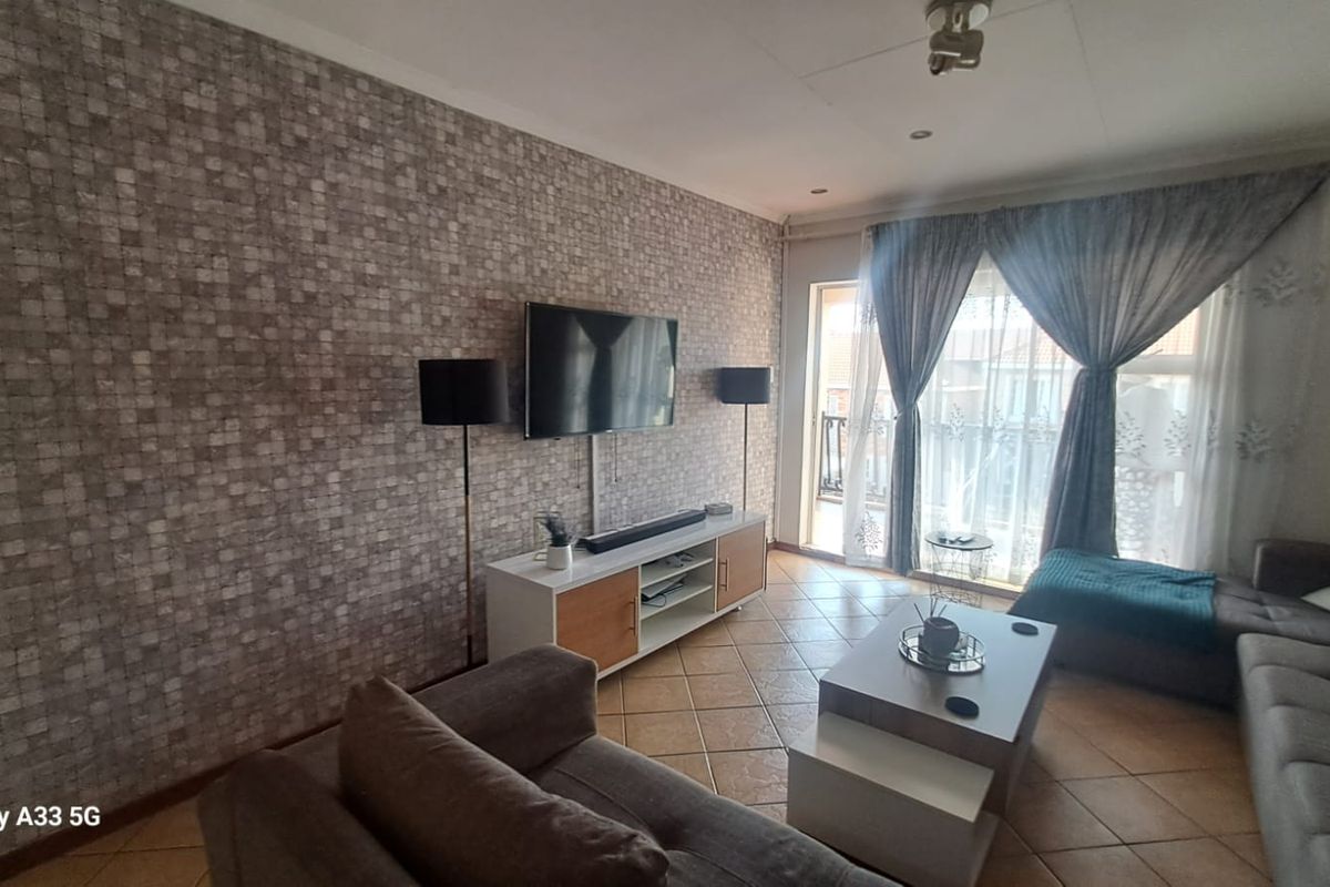 Upstairs 2 Bedroom/2 Bathroom Apartment - Photo 3