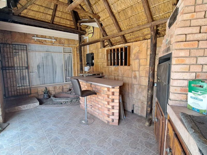 Stunning Townhouse Offering Space and Splendour - Photo 3