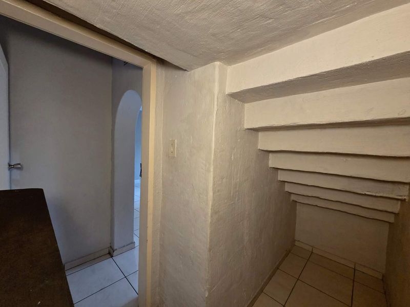 Room to Live, Space to Entertain – Pet-Friendly Duplex with a Private Garden. - Photo 9