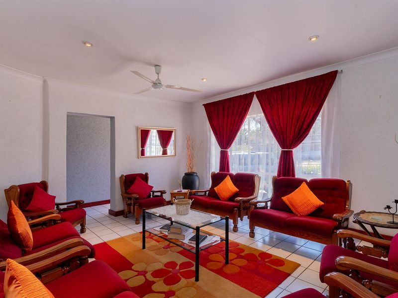 Spacious 4-Bed Family Home with Solar Power & Modern Comforts in Norkem Park - Photo 4