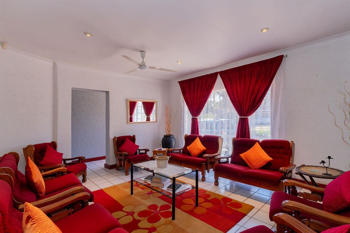 Spacious 4-Bed Family Home with Solar Power & Modern Comforts in Norkem Park - Photo 4