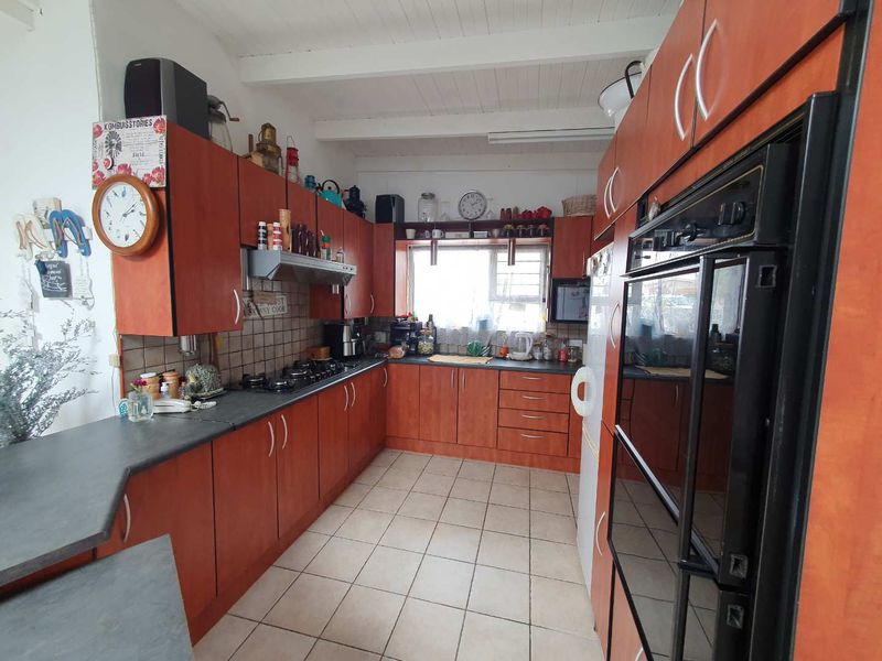 "Spacious 4-Bed Home with 3 En-Suites & Braai Area!" - Photo 4