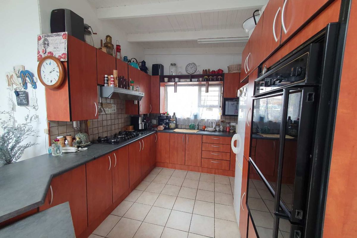 "Spacious 4-Bed Home with 3 En-Suites & Braai Area!" - Photo 4
