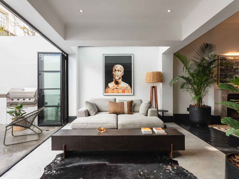 Exquisite Newly Renovated Victorian Residence in Prestigious Oranjezicht - Photo 2