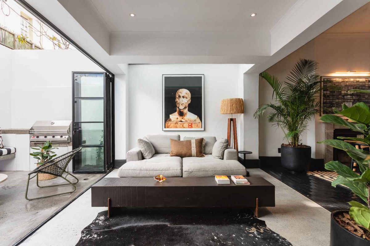 Exquisite Newly Renovated Victorian Residence in Prestigious Oranjezicht - Photo 2