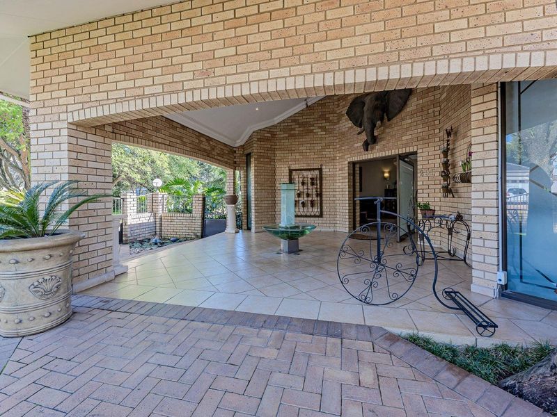 Luxury Family Estate with Flatlet, Borehole & Solar Power in Featherbrooke Estate - Photo 3